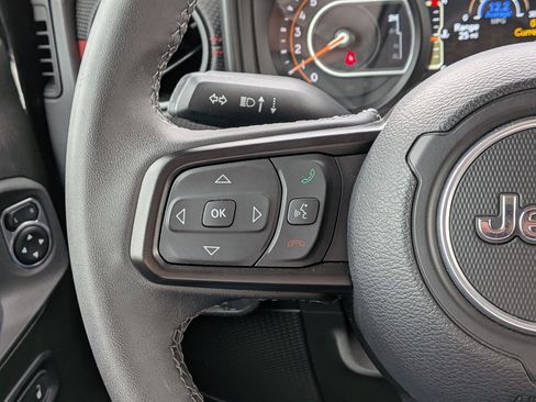 Used 2025 Jeep Wrangler Unlimited Rubicon AWD/4WD image 17