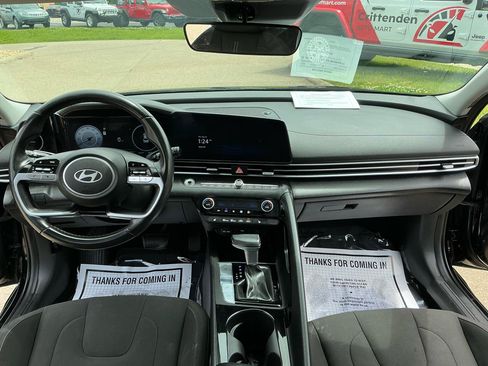 Used 2025 Hyundai Elantra SEL FWD image 12