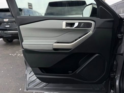 Used 2022 Ford Explorer XLT w/ Equipment Group 202A image 11