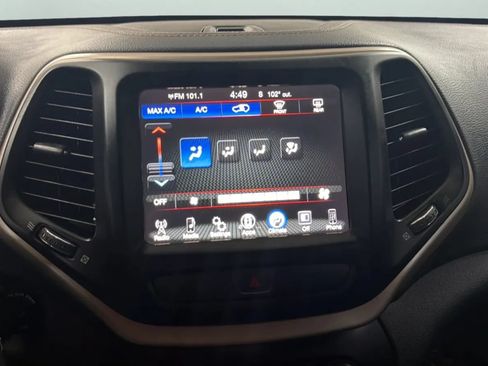 Used 2017 Jeep Cherokee Latitude w/ Comfort & Sound Group FWD image 13