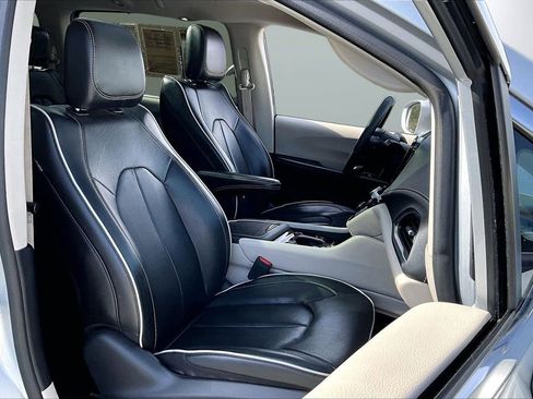Certified 2022 Chrysler Pacifica Limited image 24
