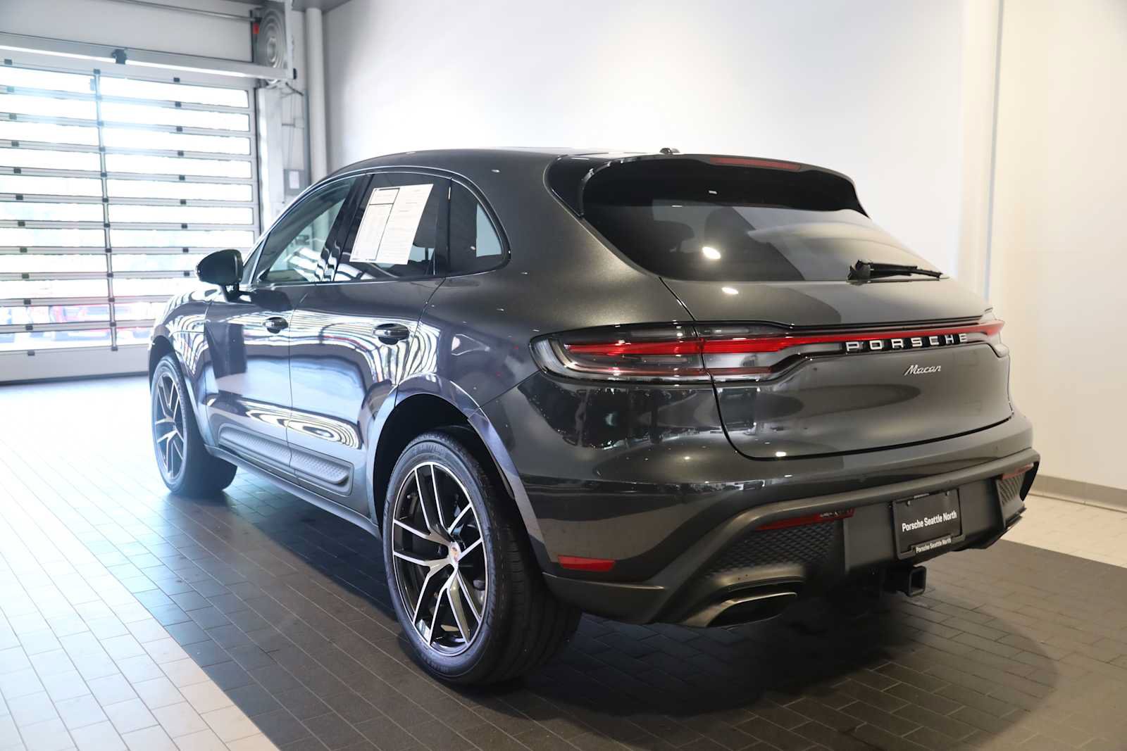 Used 2026 Porsche Macan AWD/4WD image 3
