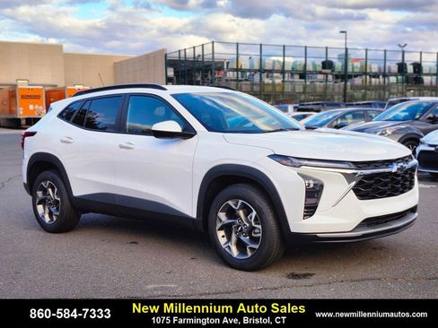 Used 2025 Chevrolet Trax LT w/ Driver Confidence Package image 7