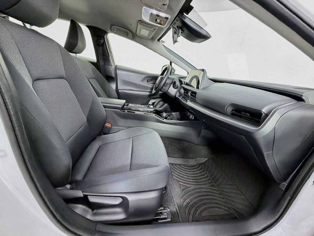 Used 2025 Toyota Prius LE FWD image 30