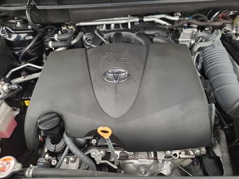 Used 2022 Toyota Highlander XLE FWD image 17