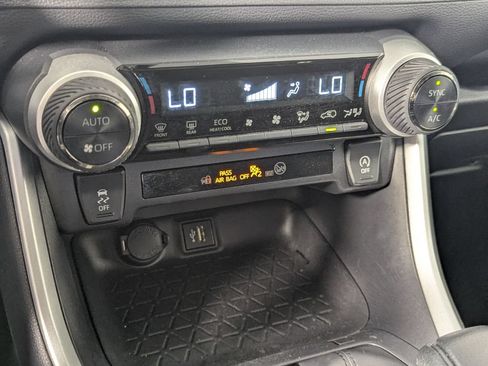 Used 2025 Toyota RAV4 XLE FWD image 22