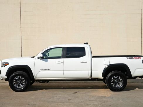 Used 2023 Toyota Tacoma TRD Off-Road w/ Black Out Package (TMS) AWD/4WD image 44