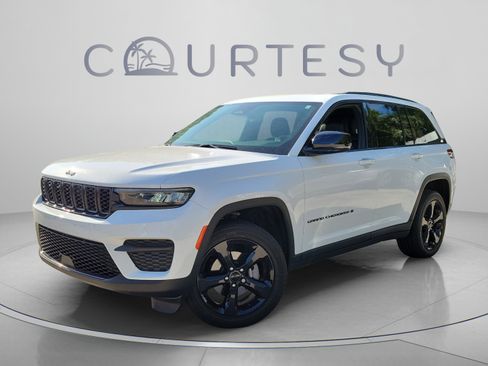 Certified 2025 Jeep Grand Cherokee Altitude AWD/4WD image 1