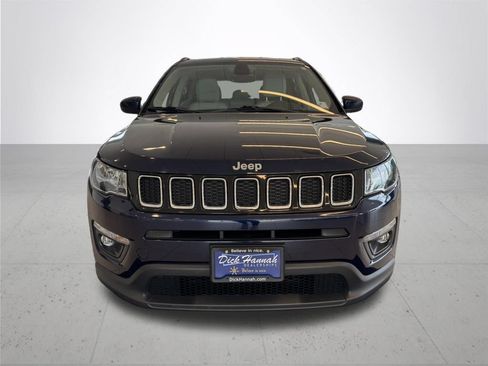 Used 2018 Jeep Compass Latitude w/ Popular Equipment Group AWD/4WD image 3