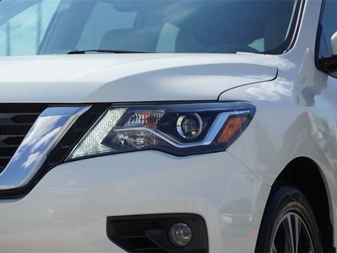 Used 2018 Nissan Pathfinder Platinum image 4