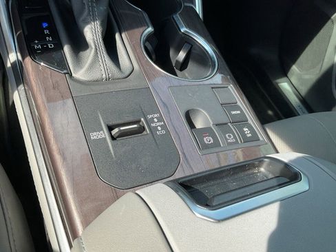 Used 2025 Toyota Highlander Limited image 12