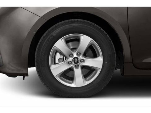 Used 2019 Toyota Sienna XLE image 11