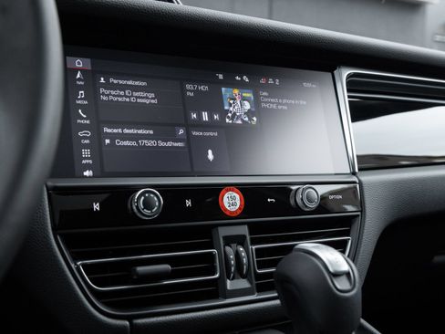 Certified 2026 Porsche Macan AWD/4WD image 24