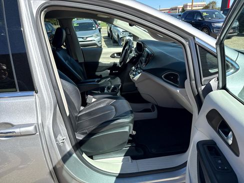 Used 2017 Chrysler Pacifica Touring-L image 16