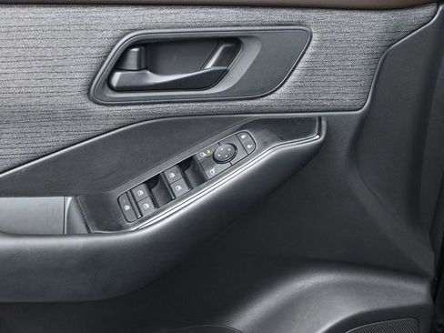 Used 2023 Nissan Rogue S FWD image 17