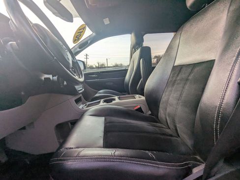 Used 2017 Dodge Grand Caravan SXT image 16