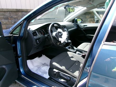 Used 2017 Volkswagen Golf SE image 14