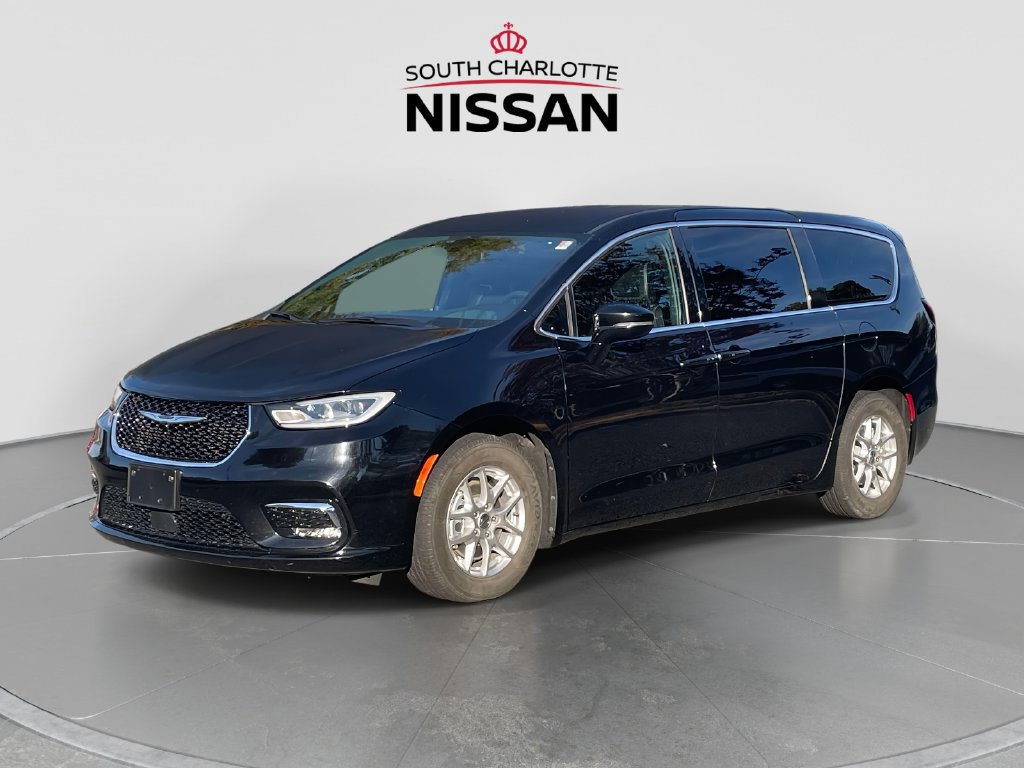 Used 2025 Chrysler Pacifica Select FWD image 3