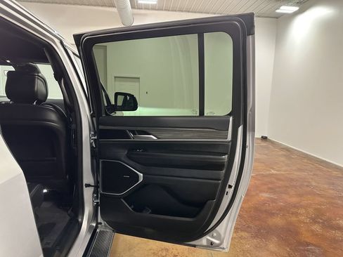 Used 2024 Jeep Wagoneer L Series III w/ Flexible Seating Group AWD/4WD image 90
