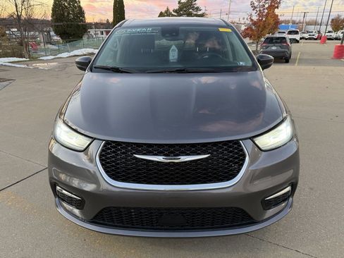 Used 2023 Chrysler Pacifica Touring-L image 8