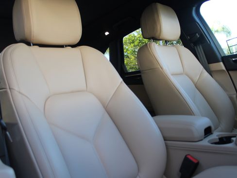 Certified 2025 Porsche Macan image 32