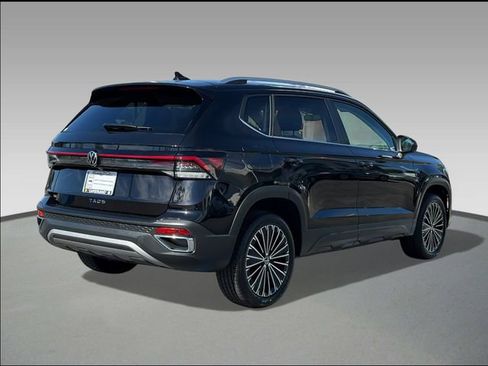 Used 2025 Volkswagen Taos SE image 4
