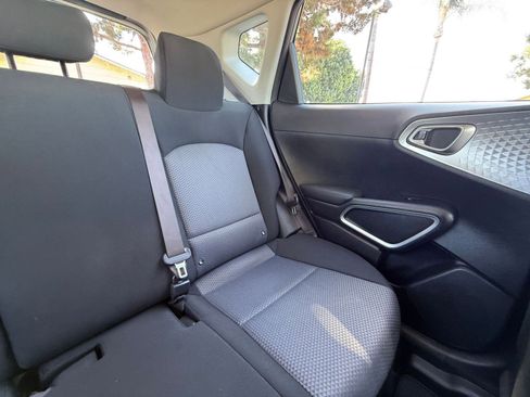Used 2025 Kia Soul LX w/ LX Technology Package FWD image 33