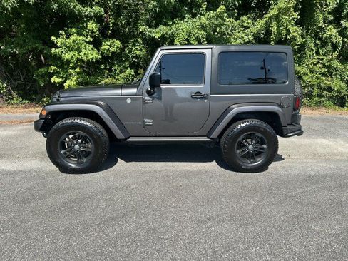Used 2017 Jeep Wrangler Sahara AWD/4WD image 2