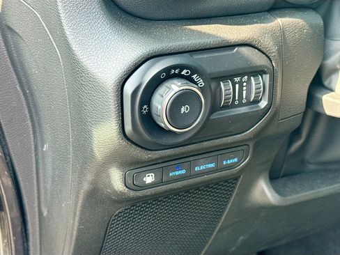 Used 2022 Jeep Wrangler Unlimited Sahara w/ Cold Weather Group AWD/4WD image 10