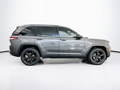 Used 2024 Jeep Grand Cherokee Altitude image 10