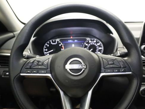 Used 2025 Nissan Altima 2.5 SV FWD image 17