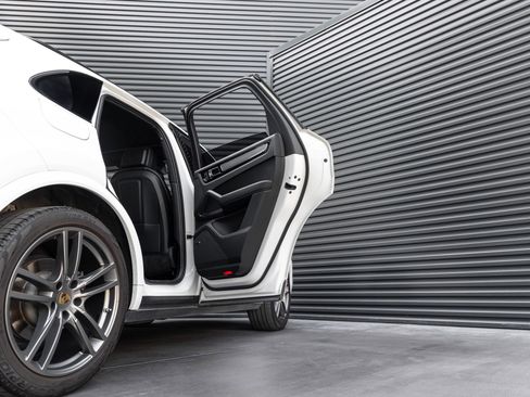 Certified 2023 Porsche Cayenne Platinum Edition AWD/4WD image 32