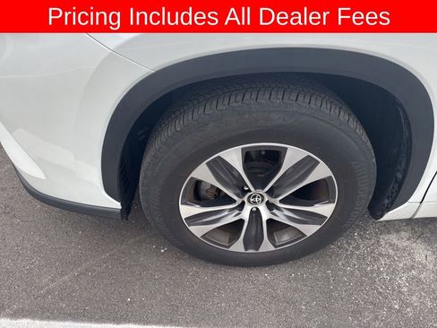 Used 2022 Toyota Highlander XLE FWD image 3