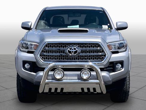 Used 2017 Toyota Tacoma TRD Sport w/ Tow Package (A/T) AWD/4WD image 4