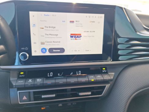 Used 2025 Toyota Camry SE w/ Convenience Package image 27