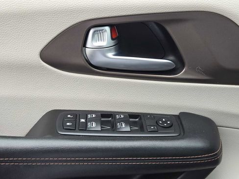 Used 2019 Chrysler Pacifica Touring-L Plus w/ Advanced Safetytec Group image 20