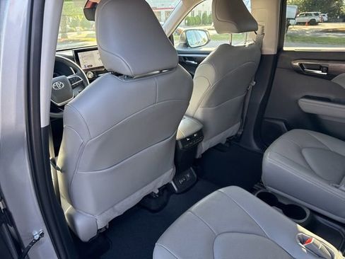 Used 2025 Toyota Highlander Limited AWD/4WD image 22
