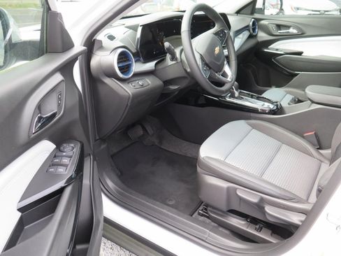 Used 2025 Chevrolet Trax LT w/ Driver Confidence Package image 10