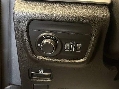 Used 2023 Jeep Grand Cherokee Laredo w/ Luxury Tech Group I AWD/4WD image 17