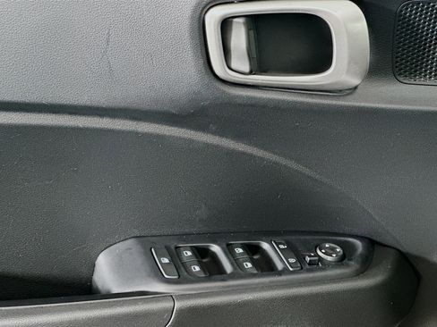 Used 2025 Hyundai Venue SEL FWD image 12