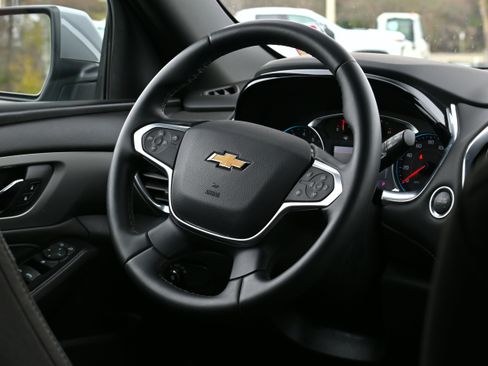 Used 2023 Chevrolet Traverse LT image 17