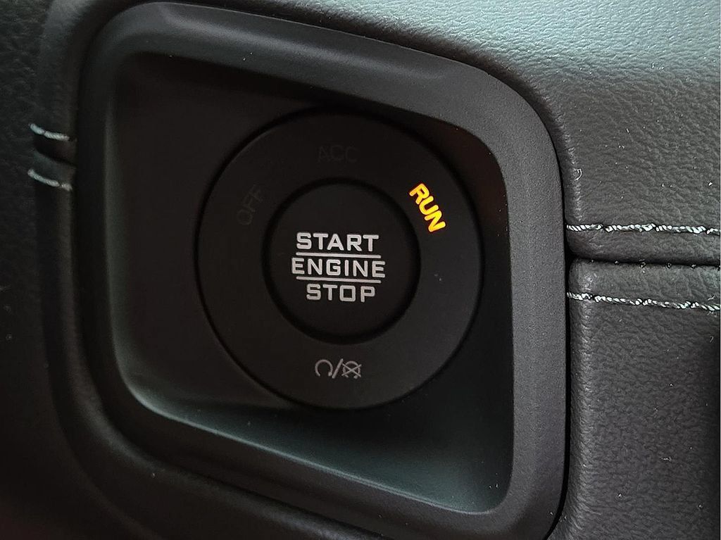 Used 2025 Jeep Gladiator Mojave AWD/4WD image 16
