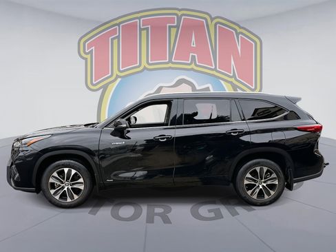 Certified 2021 Toyota Highlander XLE image 2