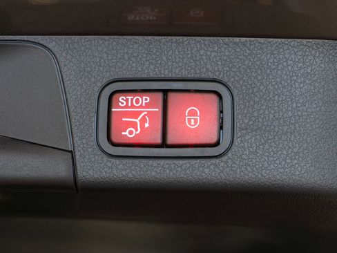 Used 2025 Mercedes-Benz GLB 250 4MATIC image 34