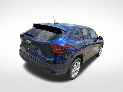 Used 2024 Chevrolet Trax LS w/ LS Convenience Package FWD image 8