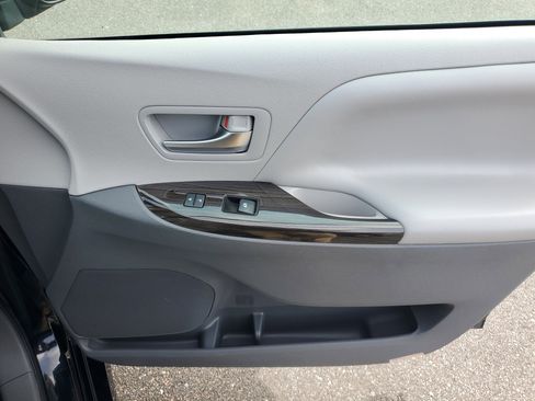 Used 2019 Toyota Sienna XLE image 10