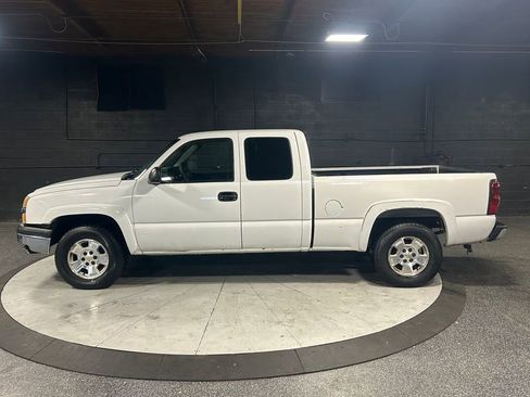 Used 2005 Chevrolet Silverado 1500 w/ Light Duty Power Package image 2