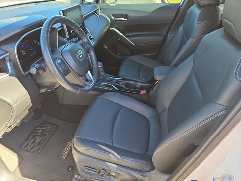 Used 2022 Toyota Corolla Cross XLE w/ Convenience Package image 15