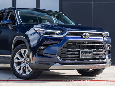 Used 2025 Toyota Grand Highlander AWD image 5