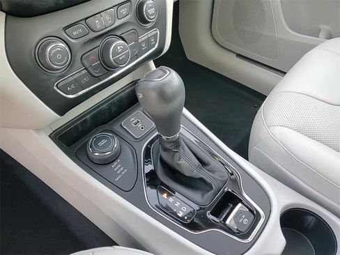 Used 2020 Jeep Cherokee Limited image 19